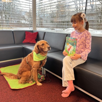 Lesehund Kayla zu Besuch in der Bücherei