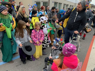 Kindergarten Markt - Kinder als "Mülltätscher" beim Faschingsumzug