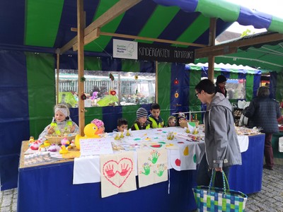 Wochenmarkt mit dem Kindergarten Montfort