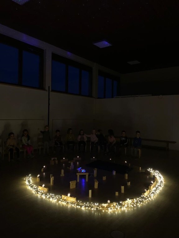 Lichtermeer im Turnsaal