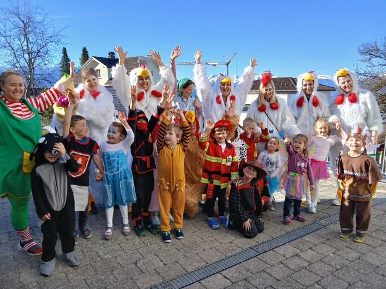 Familienverband kostümiert und die Kindergartengruppe
