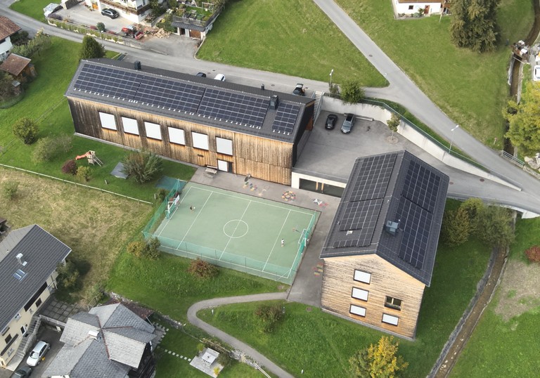 Drohnenbild der PV auf der Volksschule Laterns (C - SST GmbH)